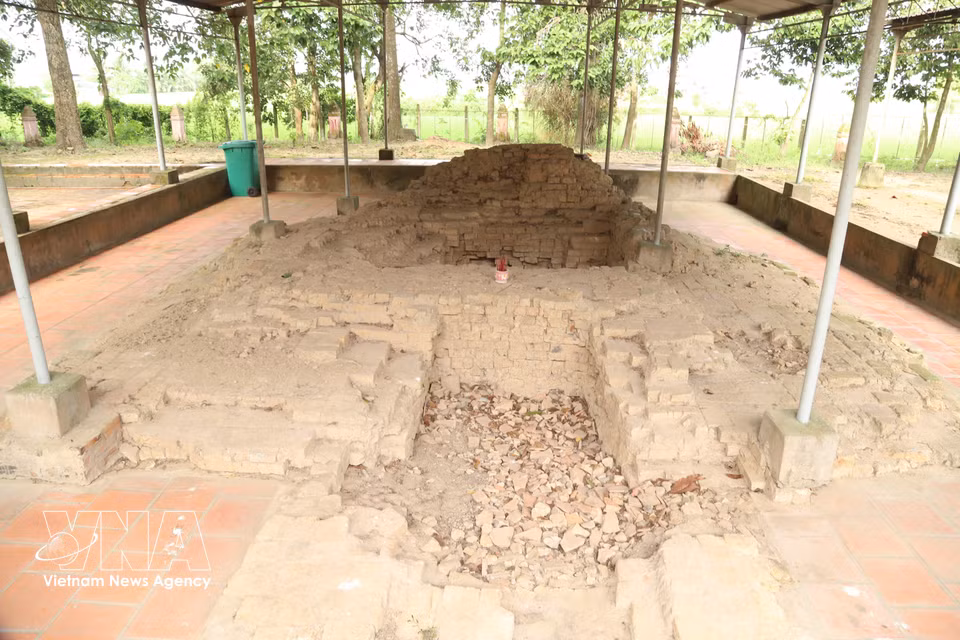 Según estudios y excavaciones, en la zona existieron tres estructuras de torres de ladrillo. Actualmente solo una permanece relativamente intacta, mientras las otras dos se encuentran principalmente en ruinas. (Foto: VNA)