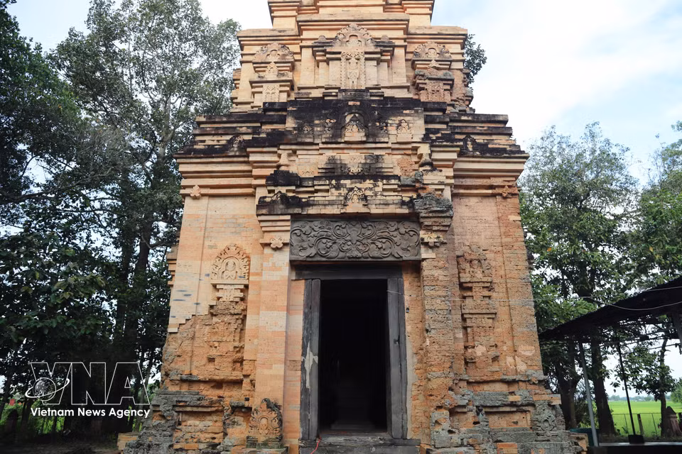Foto 1: Fachada principal, con la única entrada a la torre de Binh Thanh. Construida con ladrillos cocidos colocados de forma compacta, tiene planta cuadrada y unos 10 metros de altura. (Foto: VNA)