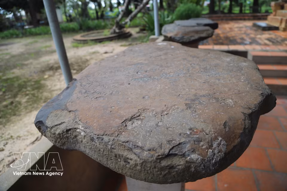Objetos antiguos conservados en el recinto del monumento. (Foto: VNA)
