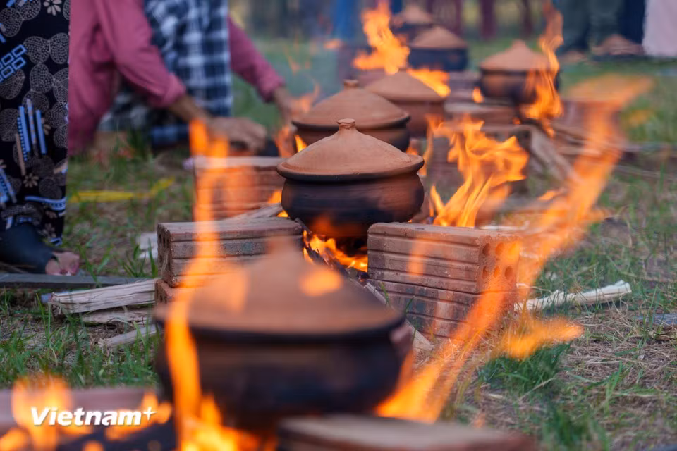Las ollas de barro cocido sobre fogones de leña en llamas evocan de forma sencilla las costumbres y la vida cotidiana de antaño. (Foto: Vietnam+)