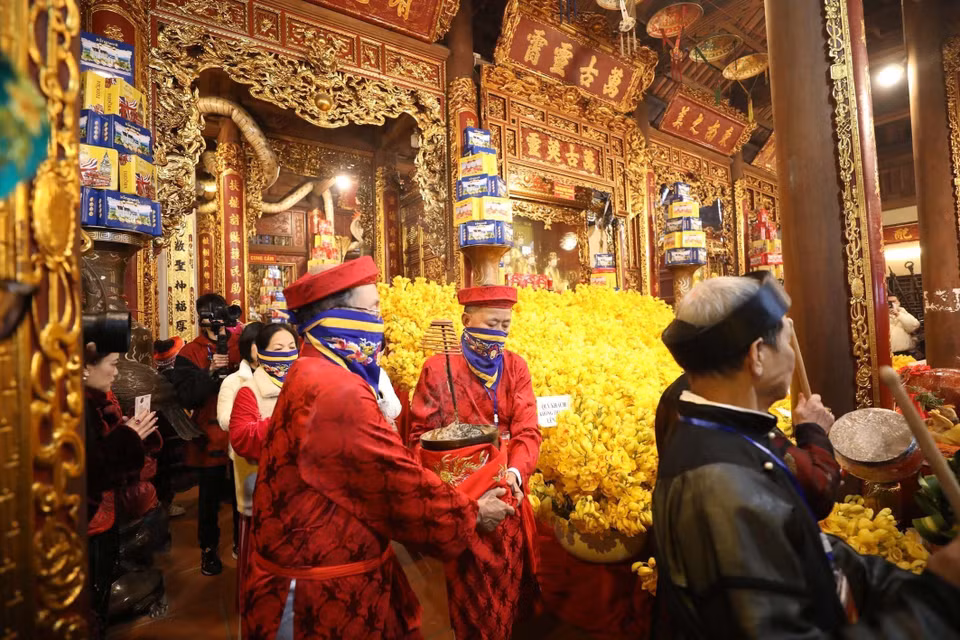 Llevando el incensario del gobernador Tuan Tranh desde el templo de Ky Cung al templo de Ta Phu. Foto: VNA