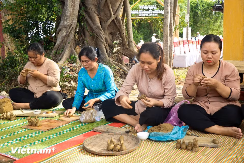 Las alfareras trabajan con esmero, modelando con sus hábiles manos pequeñas figuras de “to he” de arcilla. (Foto: Vietnam+)