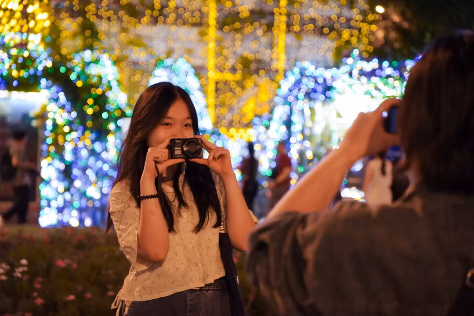Los jóvenes aprovechan la oportunidad para capturar momentos de la celebración navideña en Ciudad Ho Chi Minh. Foto: VNA
