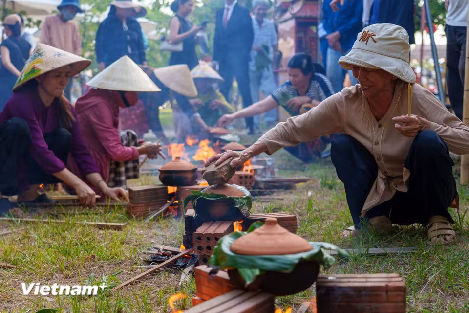 El arroz cocinado en una olla de barro, tapada y forrada con hojas de plátano, adquiere un aroma característico. (Foto: Vietnam+)
