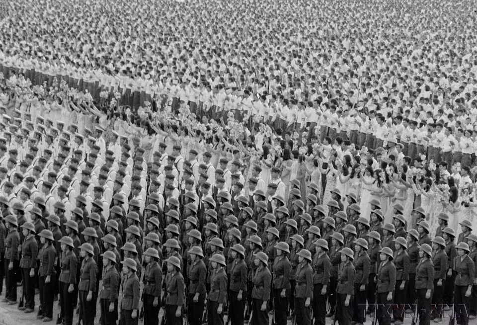 El desfile para celebrar el 30.º aniversario de la fundación de la República Democrática de Vietnam contó con la asistencia de más de 400.000 personas y soldados, junto con más de 600 delegados internacionales. Foto: VNA