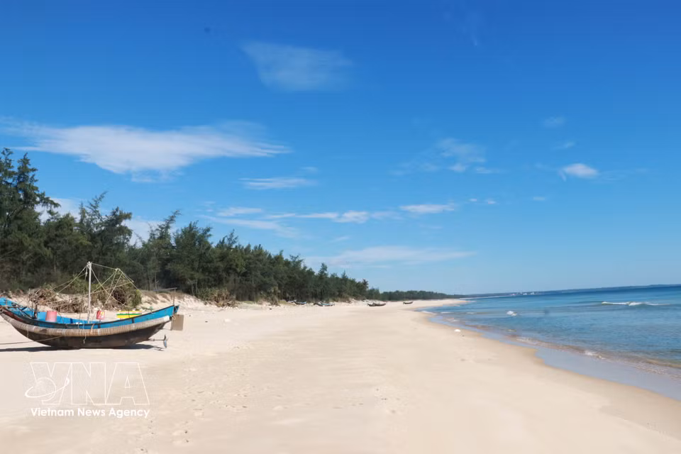 La playa de la comuna de Cua Viet, provincia de Quang Tri, destaca por su arena blanca y fina y sus aguas cristalinas. (Foto: VNA)