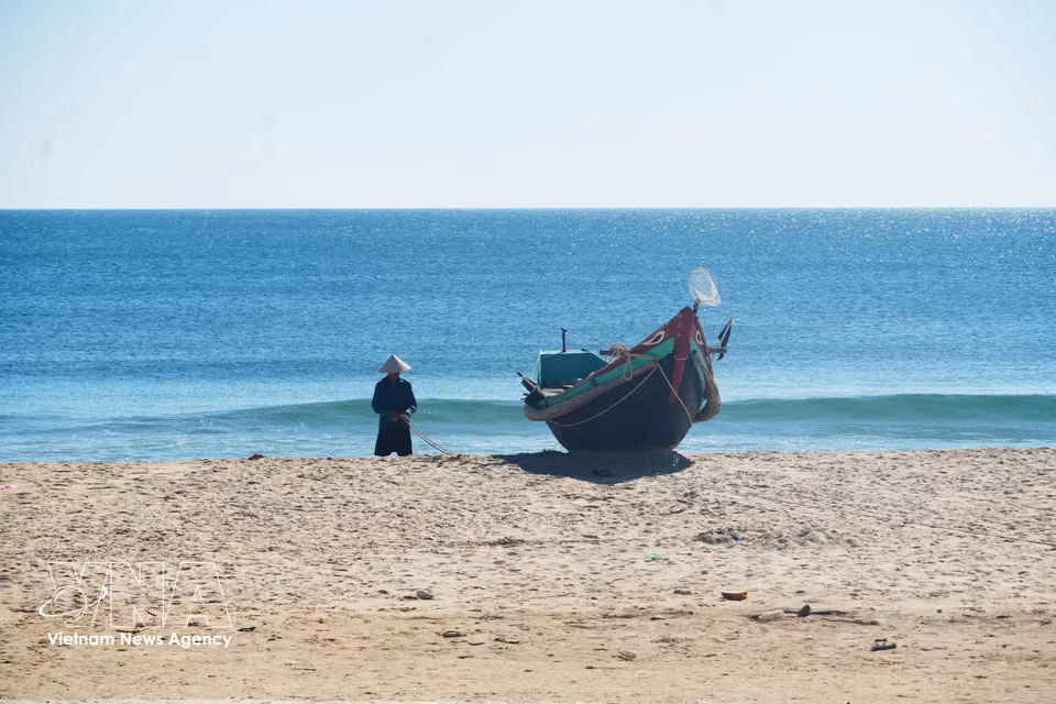 Pescadores faenan tranquilamente frente a la costa de la comuna de Ben Hai, provincia de Quang Tri. (Foto: VNA)