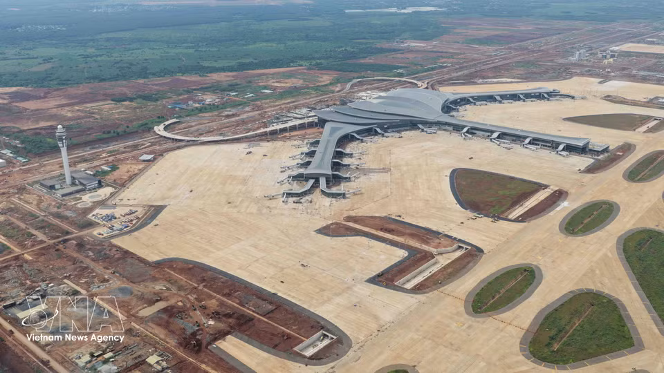 En octubre de 2026, la segunda pista de aterrizaje y despegue del aeropuerto de Long Thanh está prácticamente terminada. (Foto: VNA)