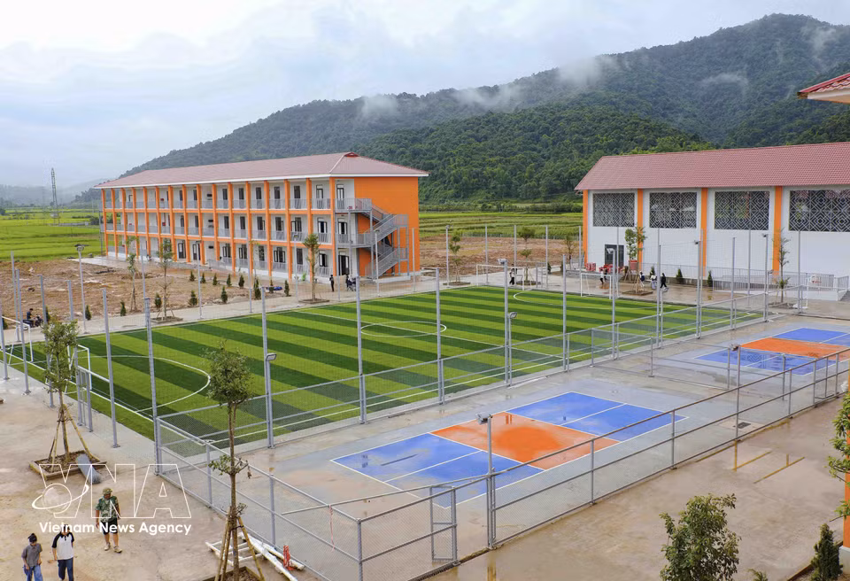 Campo de fútbol de césped artificial y zona de dormitorios de la Escuela Internado de Educación Integrada de Primaria y Secundaria Básica Sam Mun en la provincia de Dien Bien. Foto: VNA