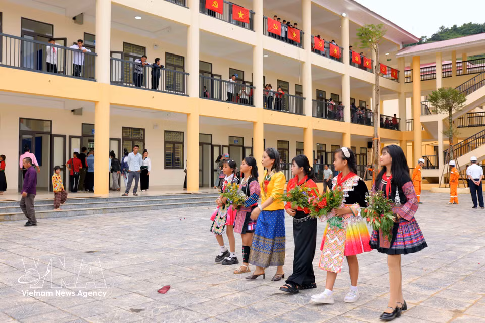 Profesores y estudiantes de la Escuela Internado de Educación Integrada de Primaria y Secundaria Básica Yen Son en la provincia de Son La, durante el día de su inauguración. Foto: VNA