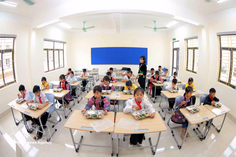 La hora del almuerzo de los estudiantes de la recién inaugurada Escuela Internado de Educación Integrada de Primaria y Secundaria Básica Yen Son en la provincia de Son La. Foto: VNA