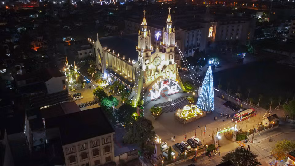 La Catedral del Sagrado Corazón de Jesús en la ciudad de Thai Binh se adorna para dar la bienvenida a la Navidad de 2024. Foto: VNA