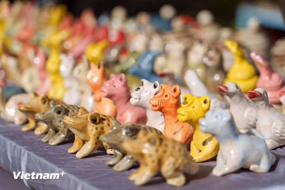 Después de la cocción, las figuras de “to he” son cubiertas con capas de pintura de vivos colores y se convierten en singulares recuerdos. (Foto: Vietnam+)