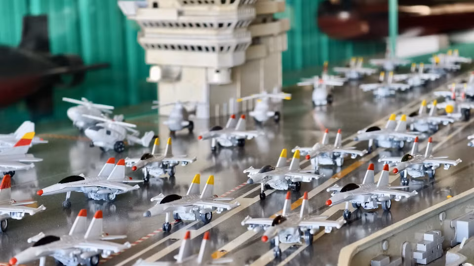 Modelos de aviones equipados en maquetas de portaaviones. Foto: VNA