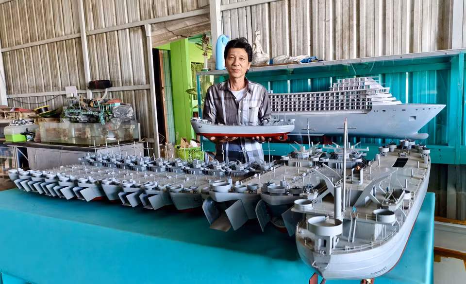 Nguyen Phuong De con sus modelos de buques de guerra y yates. Foto: VNA