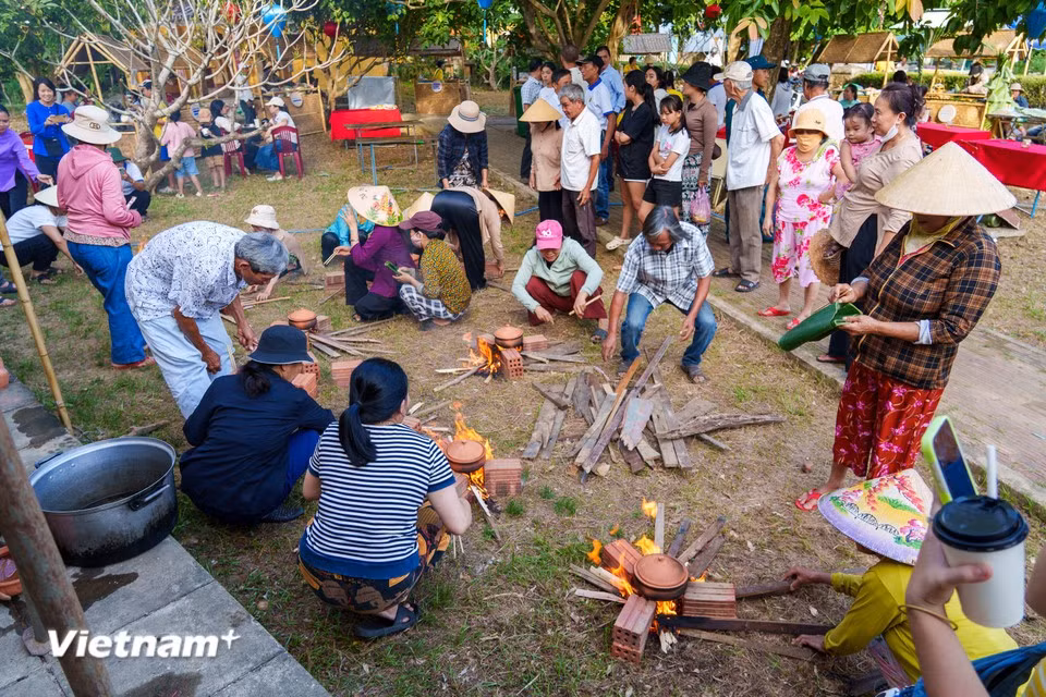 El animado ambiente del concurso de cocina atrae con entusiasmo a un gran número de lugareños. (Foto: Vietnam+)