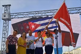 La empresa Thai Binh Global recibe la bandera. (Fuente: VNA)