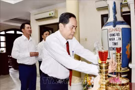 El presidente de la Asamblea Nacional (AN) de Vietnam, Tran Thanh Man, ofrece incienso en homenaje al difunto titular de la AN, Nguyen Huu Tho. (Fuente: VNA)
