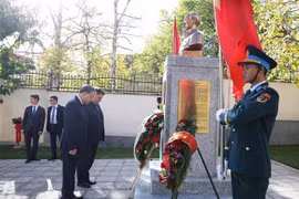 El secretario general del Comité Central del Partido Comunista de Vietnam, To Lam, ante la Estatua del Presidente Ho Chi Minh. (Fuente: VNA)