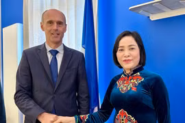 La vicepresidenta de la Asamblea Nacional de Vietnam, Nguyen Thi Thanh, y alcalde de la ciudad de Provins, Olivier Lavenka. (Fuente: VNA)