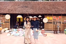 Cónyuges de premieres de Vietnam y Singapur visitan Museo de Etnología en Hanoi. (Fuente: VNA)