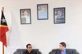 El encargado de negocios de Vietnam en Timor Leste, Pham Binh Dam, y el ministro de Justicia de Timor Leste, Sérgio de Jesus Fernandes da Costa Hornai. (Fuente: VNA)