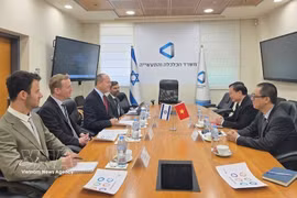 En el encuentro entre el embajador de Vietnam en Israel, Nguyen Ky Son, y el ministro israelí de Economía e Industria, Nir Barkat. (Fuente: VNA)