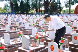 El primer ministro de Vietnam, Le Minh Hung, rinde homenaje a héroes y mártires en el Cementerio Nacional de Mártires de Truong Son. (Fuente: VNA)