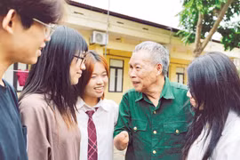 Los miembros del proyecto "Historias en tiempos de paz" escuchan el testimonio del veterano de guerra Do Dang Khuay. (Fuente: nhandan.vn)