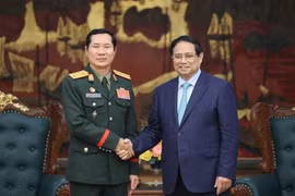 El primer ministro vietnamita, Pham Minh Chinh, recibe al teniente general Saichay Kommasith, viceministro de Defensa y jefe del Estado Mayor del Ejército Popular de Laos. (Fuente: VNA)