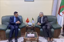 El embajador de Vietnam en Argelia, Tran Quoc Khanh, y el gobernador de la provincia de Touggourt, Othmane Abdelaziz. (Fuente: VNA)