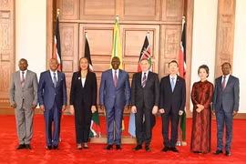 La embajadora vietnamita en Tanzania, concurrente a Kenia, Vu Thanh Huyen, (segunda desde derecha) y otros embajadores. (Fuente: VNA)