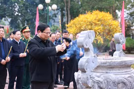 El primer ministro vietnamita, Pham Minh Chinh, coloca inciensos en el sitio conmemorativo del Presidente Ho Chi Minh en la Campaña Fronteriza de 1950. (Fuente: VNA)