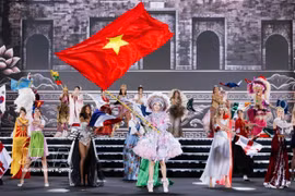 La vietnamita Le Nguyen Bao Ngoc con las concursantes de Miss World 2026. (Fuente: VNA)