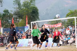 Un momento del partido entre Lam Thuong (de la provincia de Lao Cai) y Mong Duong (de la provincia de Quang Ninh) el 7 de diciembre de 2025. (Fuente: VNA)