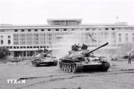 La mañana del 30 de abril de 1975, desde todos los puntos cardinales, cientos de tanques, vehículos blindados y tropas de infantería avanzaron simultáneamente hacia el Palacio Presidencial del régimen de Saigón, liberando la ciudad. (Foto: VNA)