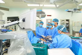 Médicos realizan un trasplante de hígado a un paciente. (Fuente: VietnamPlus)
