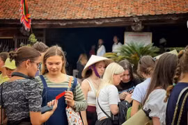 El turismo y la aviación ya no son dos sectores de desarrollo separados, sino que se han entrelazado estrechamente dentro de la estructura económica de servicios de muchas localidades. (Foto: VietnamPlus)