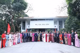 60 vietnamitas residentes en el extranjero ofrecen incienso en honor a los Reyes Hung. (Fuente: VNA)