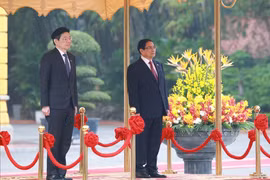 El primer ministro de Vietnam, Pham Minh Chinh, preside la ceremonia de bienvenida a su homólogo de Singapur, Lawrence Wong. (Fuente: VNA)