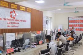 La gente acude a completar trámites administrativos en la comuna fronteriza de Truong Ha. (Fuente: VNA)