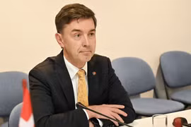 El embajador Julien Guerrier dialoga con la prensa antes de la visita oficial a Vietnam del presidente del Consejo Europeo, Antonio Costa. (Fuente: VietnamPlus).