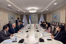 La viceministra de Relaciones Exteriores de Vietnam, Le Thi Thu Hang, y el presidente del Senado de Uzbekistán. (Fuente: VNA)