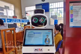 Interfaz de asistente virtual en el robot de recepción de la comuna de Lai Hoa. (Fuente: VNA)