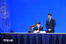 El ministro de Seguridad Pública de Vietnam, Luong Tam Quang, firma la Convención de las Naciones Unidas contra el Delito Cibernético. (Fuente: VNA)