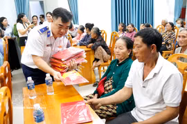 El Mando de la Región 3 de la Guardia Costera entrega la bandera nacional a los pescadores del barrio de Tien Thanh (provincia de Lam Dong). (Fuente: VNA)