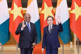 El presidente de la Asamblea Nacional de Vietnam, Tran Thanh Man, sy su homólogo de Costa de Marfil, Patrick Achi. (Fuente: VNA)