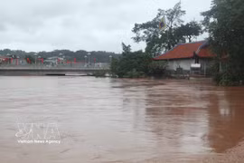 El nivel del agua del río Ky Cung (provincia de Lang Son) superó el nivel de alerta III en la mañana del 23 de agosto de 2026. (Fuente: VNA)