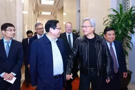 El primer ministro Pham Minh Chinh y el director ejecutivo de Nvidia, Jensen Huang. (Foto: VNA)