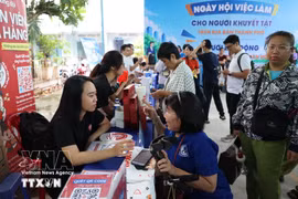 Un gran número de personas con discapacidad buscan oportunidades de empleo en la "Feria de Empleo para Personas con Discapacidad de la ciudad". (Fuente: VNA)